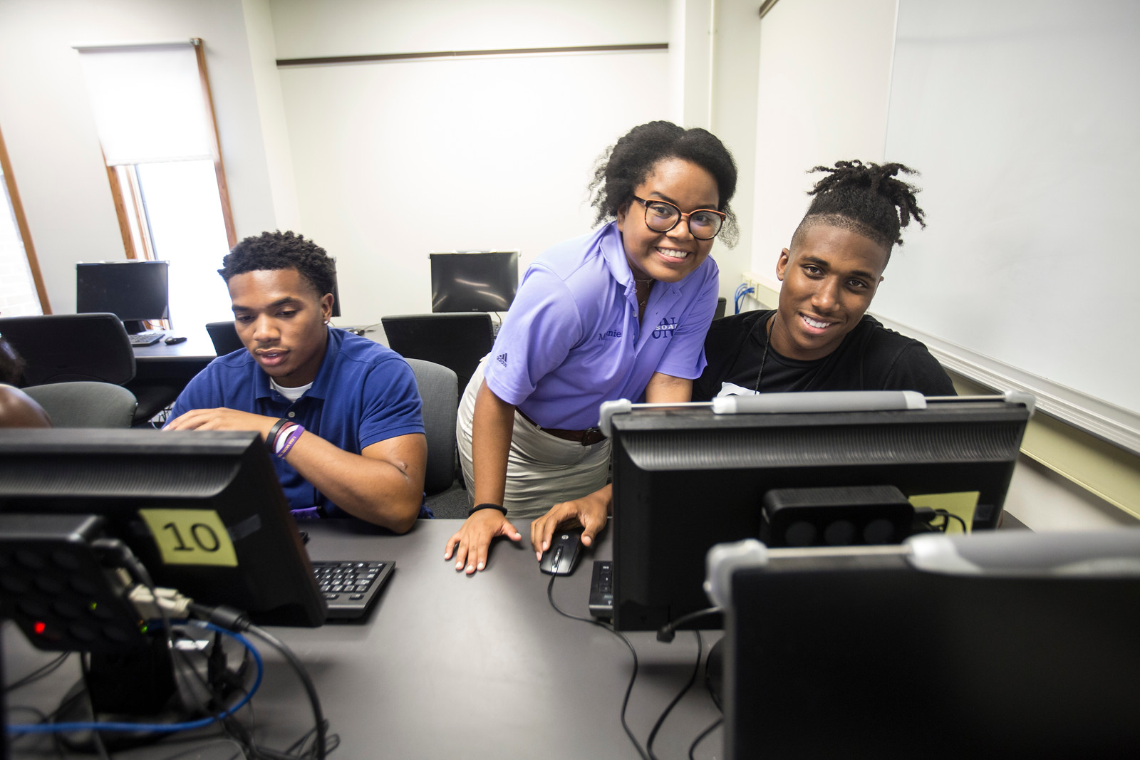 Students at the University of North Alabama getting help with registration.
